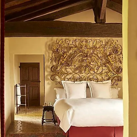 Отель Chateau De Bagnols 5*