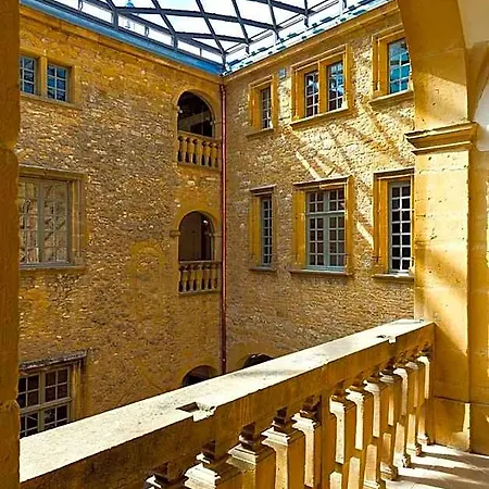 Chateau De Bagnols Moire